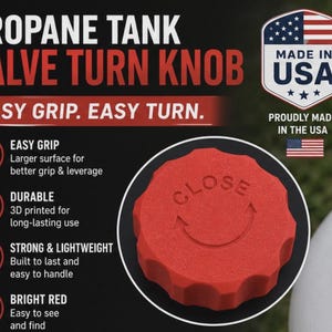 Könnte beinhalten: Ein leuchtend roter, kreisförmiger Drehknopf für Propantankventile mit gewelltem Rand. Die Oberseite ist mit dem eingeprägten Wort CLOSE und einem geschwungenen Pfeil versehen, der die Drehrichtung anzeigt.