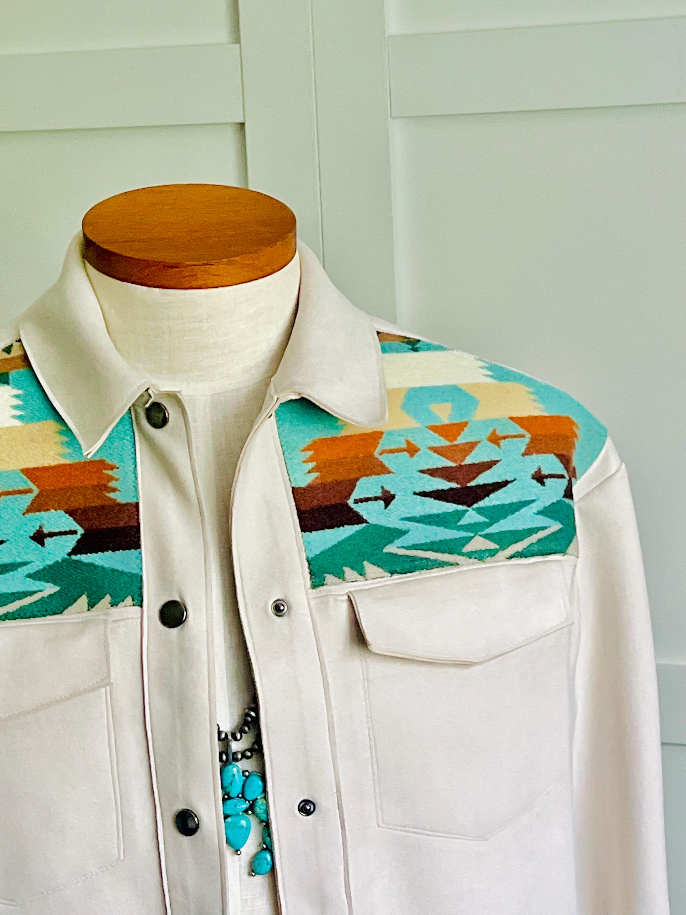 Chaqueta azteca estilo suroeste de ante sintético color crema