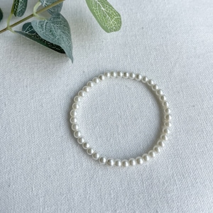 Zierliches Perlenarmband | Stretch Armband, Glasperlen, Ivory, Brautschmuck, Brautjungfer, minimalistisch, zeitlos, elegant, Geschenk für Sie