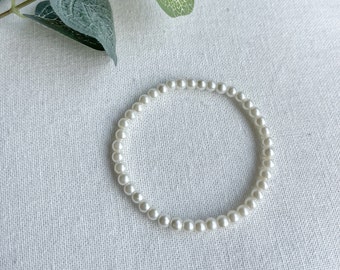Pulsera de perlas delicadas / pulsera elástica, perlas de vidrio, marfil, nupcial, damas de honor, minimalista, atemporal, elegante, regalo para ella