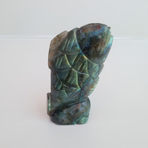 Estatua de pez de labradorita tallada a mano, talla de pez en piedra de labradorita Talla de pez de cristal de labradorita / Colección de peces de labradorita