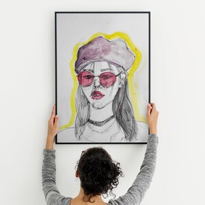 Decorazione murale, arte murale, pittura moderna, regalo per lei, regalo per lui, Ragazza in occhiali rosa, media misti su carta, disegno, 30 x21 cm 2021
