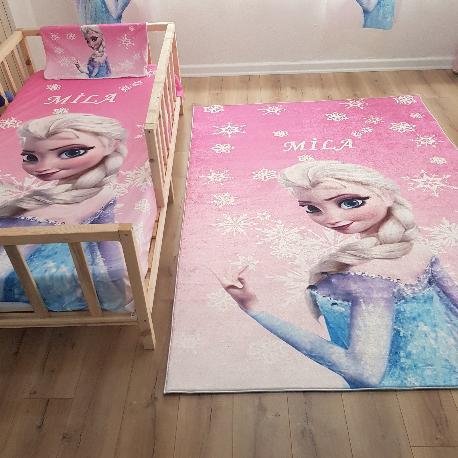 Discover Adorable Cartoon Pattern Girl Personalized Kids Room Rug - Anti-Allergic and Customized for Baby Nursery Room with Non-Slip Backing