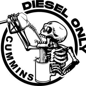 以下が含まれることがあります： 燃料ポンプから飲んでいる骸骨の白黒グラフィック。 「DIESEL ONLY」と「CUMMINS」の文字が骸骨の周りの円形デザインになっています。 骸骨は燃料缶を持っています。