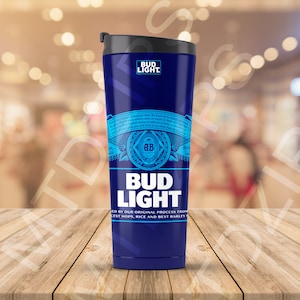 Puede incluir: Una taza de viaje de acero inoxidable azul y blanca con el logotipo de Bud Light y el texto "Brewed by our original process from the finest hops, rice and best barley."