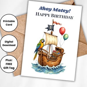 Puede incluir: Tarjeta de cumpleaños con una ilustración de un barco pirata. El texto "Ahoy Matey! HAPPY BIRTHDAY" es azul. Un loro colorido está en el barco, y dos globos flotan. La tarjeta está en un sobre marrón.