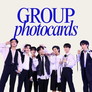 Puede incluir: Imagen de un grupo de siete personas posando en un estudio. Llevan camisas blancas, pantalones negros y chalecos. El texto "GROUP photocards" está escrito en azul encima del grupo.