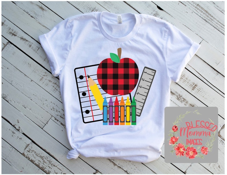 K&ouml;nnte beinhalten: Wei&szlig;es T-Shirt mit einem Schul-Themen-Design. Die Grafik zeigt einen rot-schwarz karierten Apfel, einen gelben Bleistift, ein Lineal, einen Notizblock und ein Set Buntstifte. Das T-Shirt hat einen Rundhalsausschnitt und kurze &Auml;rmel.
