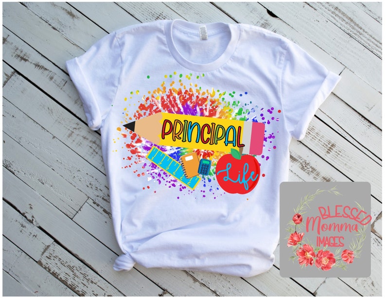 Peut inclure: T-shirt blanc avec un motif de peinture &eacute;clabouss&eacute; color&eacute;. Le motif comprend un crayon, une r&egrave;gle, un cahier, une calculatrice et une pomme avec le texte "Principal Life".