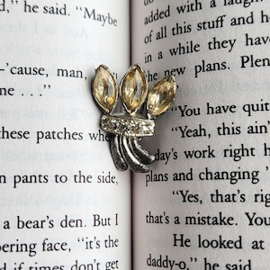 Vintage y2k retro silver flower pin, fancy flower brooch, art nouveau minimalist brooch adorned with gemstones, antique pin