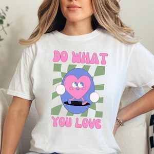 T-shirt Do What You Love - schattige cartoon hart T-shirt - motiverend grafisch shirt - kawaii pastel top - cadeau voor haar - comfortabele kleuren