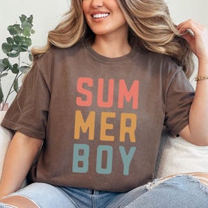 Camisa de verão para meninos com cores confortáveis, camiseta retrô com letras em bloco, camiseta gráfica pastel, camiseta estética brilhante para férias, para homens ou mulheres