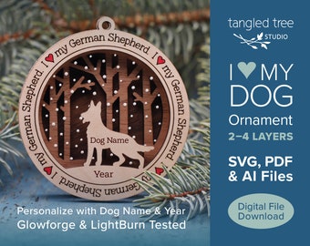 Può includere: Un ornamento in legno a forma di cane pastore tedesco con un design a strati. L'ornamento presenta una silhouette di un pastore tedesco, alberi e il testo "I my German Shepherd". L'ornamento è progettato per essere personalizzato con il nome e l'anno del cane.
