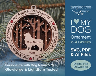 Può includere: Un ornamento in legno a strati con un design di Pastore Australiano in una scena di foresta. Il testo recita "I my Australian Shepherd" e include spazio per il nome e l'anno del cane. Testato per Glowforge e LightBurn.