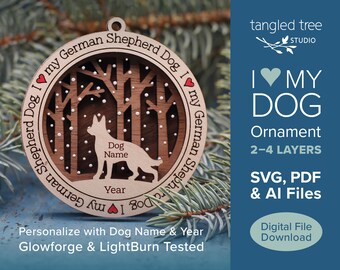 Può includere: Un ornamento in legno con la sagoma di un pastore tedesco, circondato da una scena di foresta e la scritta "I ❤️ my German Shepherd Dog". L'ornamento è personalizzabile con il nome e l'anno del cane. Testato per Glowforge e LightBurn.