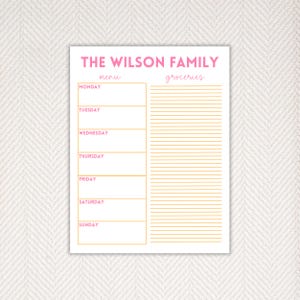 Peut inclure: Un planificateur hebdomadaire imprimable avec le texte "The Wilson Family" en rose. Le planificateur est divisé en deux sections : "menu" et "courses". La section "menu" comporte des espaces pour chaque jour de la semaine, tandis que la section "courses" comporte un grand espace vide pour écrire une liste de courses.