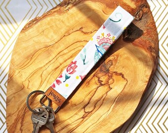 Mazie Floral Wood Covered + Gegraveerde Sleutelhanger Sleutelhanger Polsbandje van Ariell Forrest