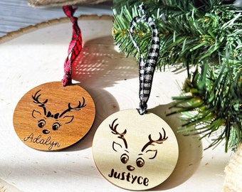 Etiqueta de calcetín con adorno de madera grabado personalizado con caras de reno navideño de Ariell Forrest