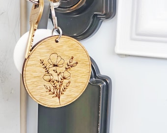 Bloemen boeket gegraveerde houten sleutelhanger door Ariell Forrest