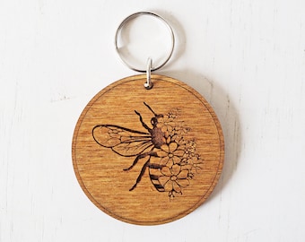 Floral Bee gegraveerde houten sleutelhanger door Ariell Forrest