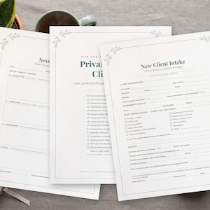 Könnte beinhalten: Drei weiße Papierformulare mit dunkelgrünem Text und botanischen Blattillustrationen in den Ecken. Die Formulare sind mit New Client Intake, Private Client und Session Notes betitelt und enthalten strukturierte Felder für Klientendaten.