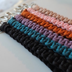 マクラメ リストレット キーチェーン: ボヘミアン キー フォブ ストラップ