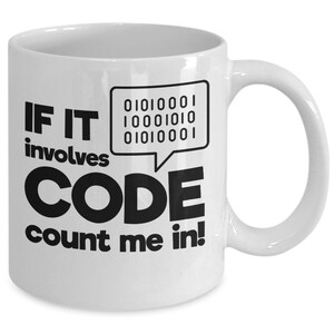 Pu&ograve; includere: Tazza in ceramica bianca con testo nero che recita "IF IT involves CODE count me in!" con un fumetto sopra la parola "CODE" contenente il codice binario "01010001 10000010 10001001 01010001".
