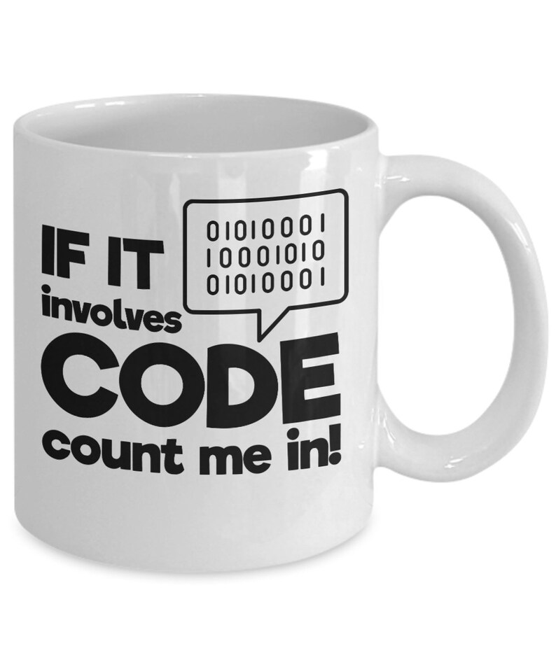 Pu&ograve; includere: Tazza in ceramica bianca con testo nero che recita "IF IT involves CODE count me in!" con un fumetto sopra la parola "CODE" contenente il codice binario "01010001 10000010 10001001 01010001".