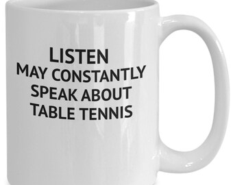 Könnte beinhalten: Weiße Keramik-Kaffeetasse mit schwarzem Text, der "Listen may constantly speak about table tennis" lautet.