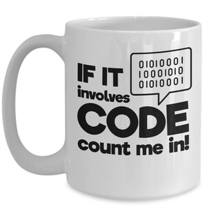 Pu&ograve; includere: Tazza in ceramica bianca con un design nero che dice "IF IT involves CODE count me in!" con un fumetto contenente codice binario.