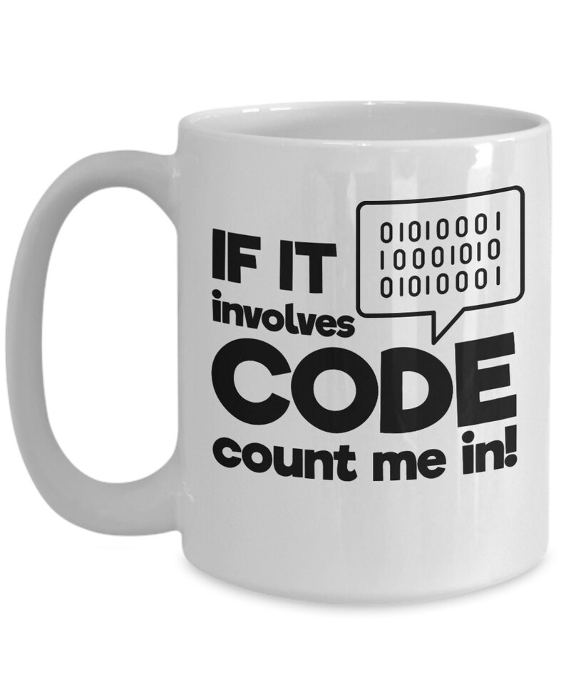 Pu&ograve; includere: Tazza in ceramica bianca con un design nero che dice "IF IT involves CODE count me in!" con un fumetto contenente codice binario.