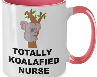 Regalos para enfermeras, taza de café para enfermeras, enfermera totalmente koalaficada, taza divertida de koala, regalo divertido para enfermeras recién calificadas, taza con juego de palabras de koala.