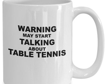 Könnte beinhalten: Eine weiße Keramik-Kaffeetasse mit schwarzem Text, der "WARNING MAY START TALKING ABOUT TABLE TENNIS" lautet.