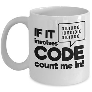 Pu&ograve; includere: Tazza in ceramica bianca con testo nero che recita "IF IT involves CODE count me in!" con un fumetto contenente codice binario.
