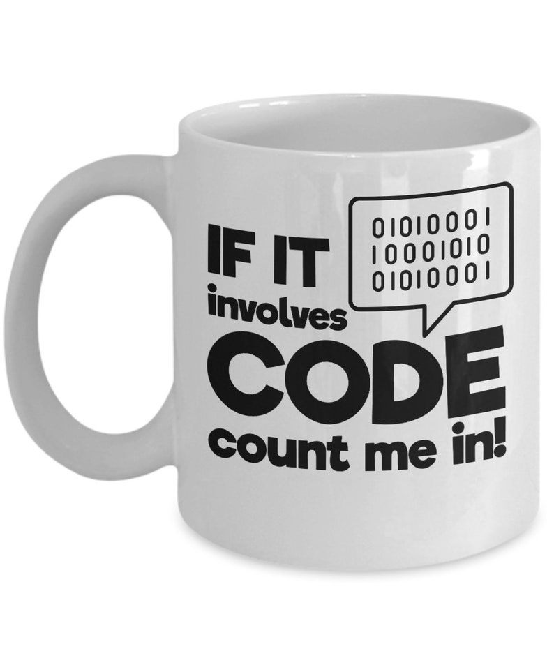 Pu&ograve; includere: Tazza in ceramica bianca con testo nero che recita "IF IT involves CODE count me in!" con un fumetto contenente codice binario.