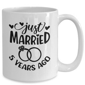 結婚5周年記念ギフト、5周年記念のコーヒーマグ、面白いコーヒーマグ、ちょうど5年前に結婚しました