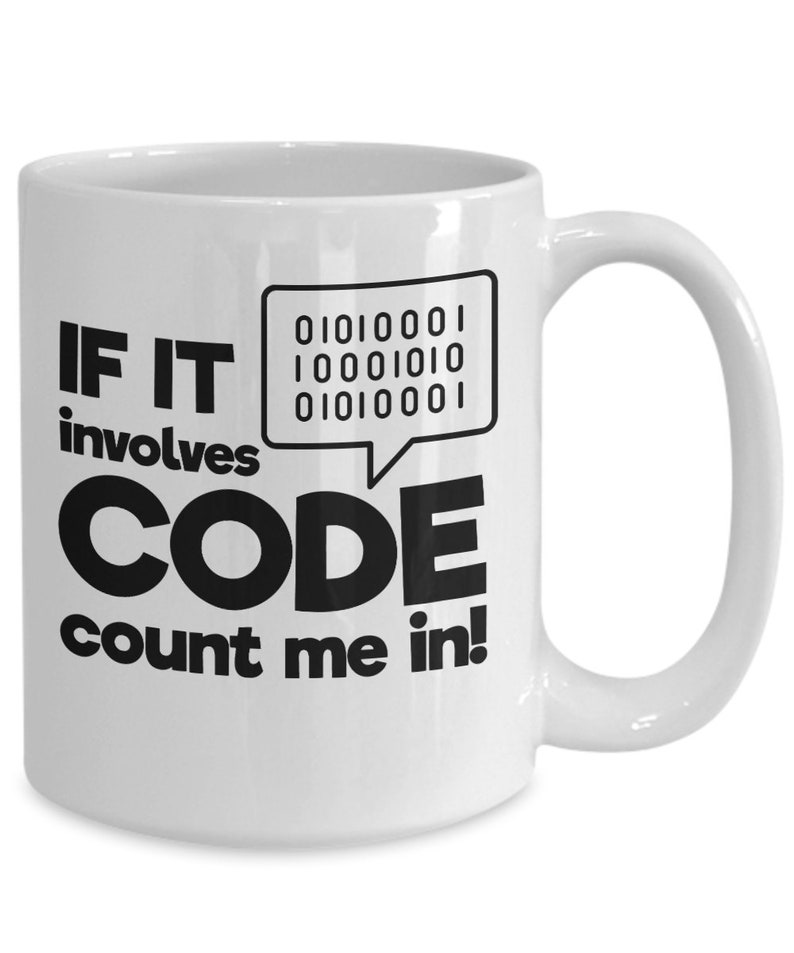 Pu&ograve; includere: Tazza in ceramica bianca con testo nero che recita "IF IT involves CODE count me in!" con un fumetto sopra la parola "CODE" che contiene una stringa di codice binario.
