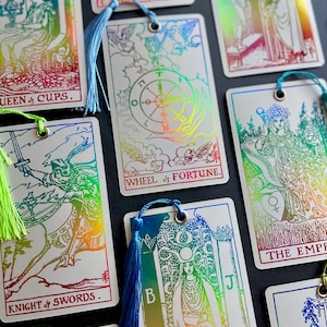 Marque-page de carte de tarot arc-en-ciel holographique choisi intuitivement avec pompon et mini lecture, cadeau populaire pour les amateurs de lecture