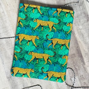 Leopard et Monstera Book Sleeve, Couverture de livre, accessoire de livre, cadeaux pour les amateurs de livres, Protecteur de livre, Book Buddy