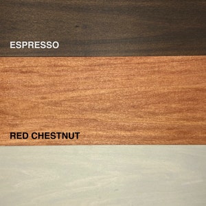 K&ouml;nnte beinhalten: Drei Holzproben, die verschiedene Holzbeizen zeigen: Espresso, Rotkastanie und Sonnengebleicht.