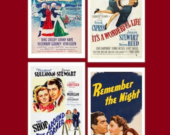 Puede incluir: Cuatro carteles de películas vintage que presentan películas clásicas: White Christmas, ¡Qué bello es vivir!, La tienda de la esquina y Recuerda la noche. Los carteles son a color y presentan el título de la película, los actores y el director.