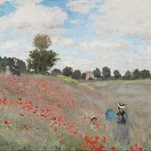 Puede incluir: Una pintura de un campo de amapolas rojas con dos figuras caminando en la distancia. El cielo es azul con nubes blancas. El campo es verde y las figuras llevan vestidos blancos.