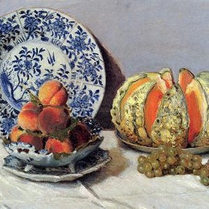 Puede incluir: Un bodeg&oacute;n con un plato de porcelana azul y blanco, un cuenco de melocotones, un mel&oacute;n cortado y un racimo de uvas verdes sobre un mantel blanco.