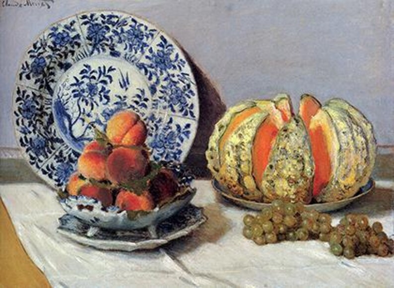 Puede incluir: Un bodeg&oacute;n con un plato de porcelana azul y blanco, un cuenco de melocotones, un mel&oacute;n cortado y un racimo de uvas verdes sobre un mantel blanco.