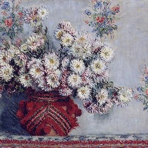 Puede incluir: Un ramo de crisantemos blancos en un jarr&oacute;n de rayas rojas y blancas. Las flores est&aacute;n dispuestas de forma suelta y natural, y el jarr&oacute;n es un dise&ntilde;o sencillo y r&uacute;stico. El fondo es azul claro.