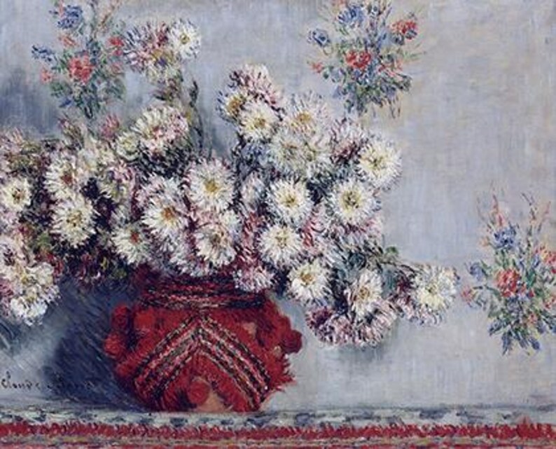 Puede incluir: Un ramo de crisantemos blancos en un jarr&oacute;n de rayas rojas y blancas. Las flores est&aacute;n dispuestas de forma suelta y natural, y el jarr&oacute;n es un dise&ntilde;o sencillo y r&uacute;stico. El fondo es azul claro.