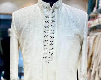 Witte sherwani met bloemenborduurwerk en bloemenborduurwerk met labada en broek voor bruiloften en feesten.