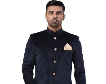 Può includere: Una kurta in velluto blu navy con bottoni dorati e un fazzoletto da taschino dorato. La kurta è indossata con pantaloni dhoti dorati e scarpe dorate.
