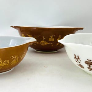 Peut inclure: Panneau en bois fait à la main avec le texte "Welcome" dans une police fantaisiste. Le panneau présente un fond blanc vieilli et un cadre marron foncé, idéal pour une porte d'entrée. Le panneau mesure environ 30 cm de large.