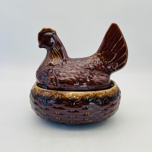 Poule nicheuse en poterie de Hull avec deux poussins - Plat allant au four, cuire et servir couvert